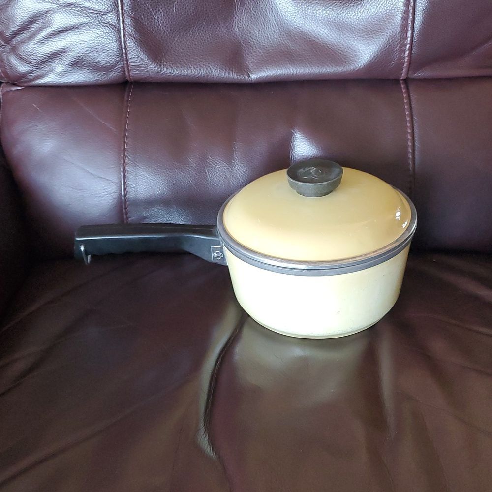 Vintage CLUB Aluminum Waterless Saucepan w/lid  –  7" Diameter – Enamel-Coated